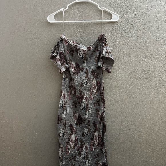 Dee Elly Dresses & Skirts - Off-Shoulder Floral Midi Dress in Gray and Mauve